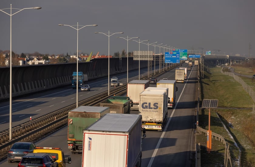 Prace remontowe na AOW do kiedy będą trwały?
Prace przy wymianie dylatacji odbywać się będą w dzień, ponieważ tego wymaga technologia rob&oacute;t. Przywr&oacute;cenie stałej organizacji ruchu planowane jest w ostatnim tygodniu lipca br.
&nbsp;
&nbsp;