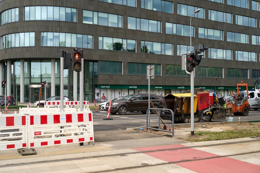 Ostatnie prace przy rozbudowie skrzyżowania ulicy Legnickiej z Na Ostatnim Groszu i Milenijnej