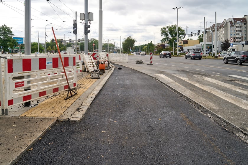 Ostatnie prace przy rozbudowie skrzyżowania ulicy Legnickiej z Na Ostatnim Groszu i Milenijnej