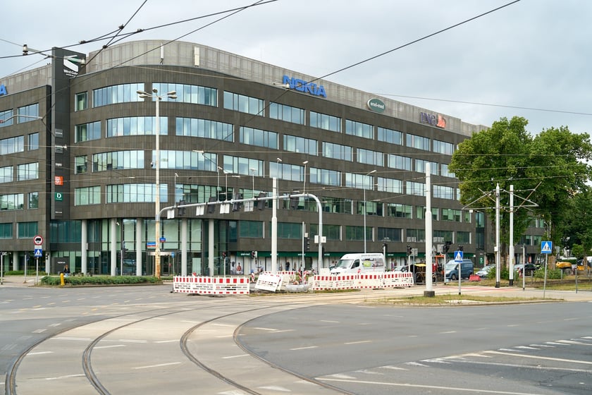 Ostatnie prace przy rozbudowie skrzyżowania ulicy Legnickiej z Na Ostatnim Groszu i Milenijnej