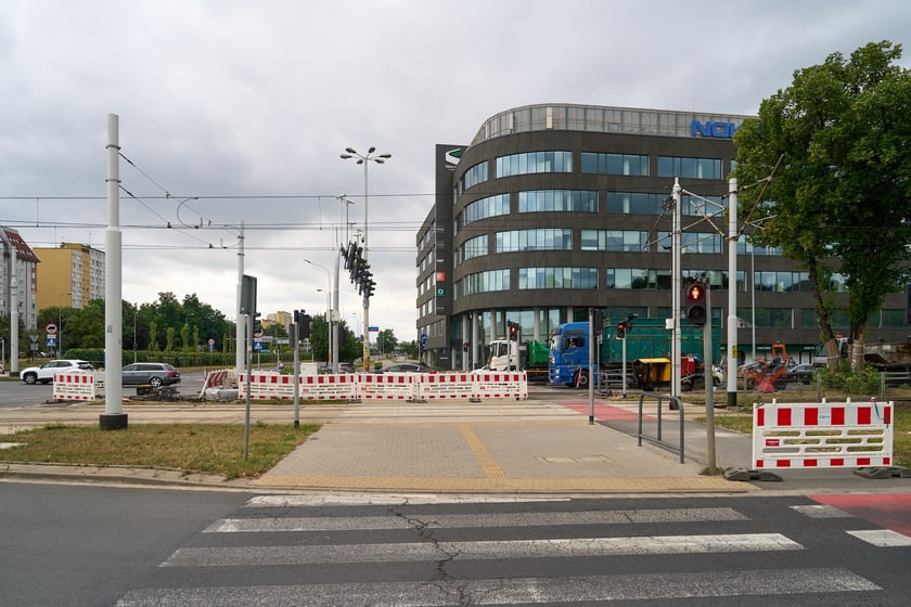 Ostatnie prace przy rozbudowie skrzyżowania ulicy Legnickiej z Na Ostatnim Groszu i Milenijnej