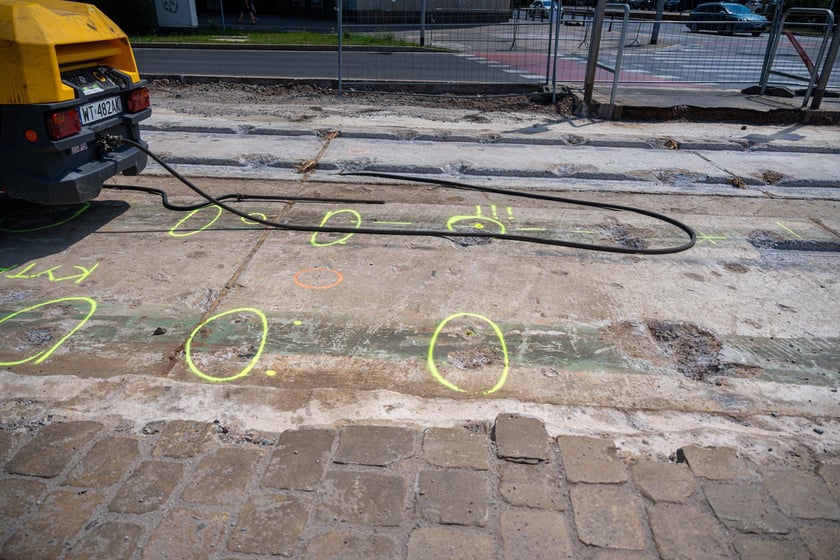 Torywolucja na ulicy Powstańców Śląskich. Po czterech tygodniach szyny czekają na ułożenie