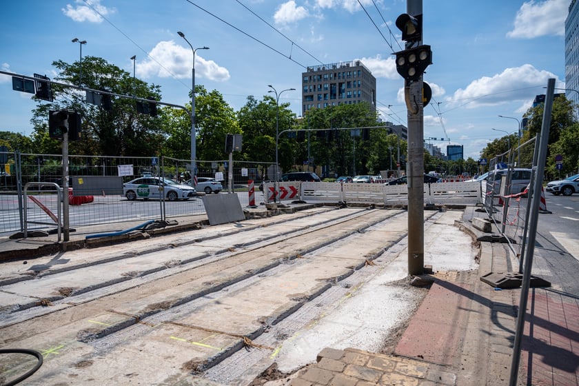 Torywolucja na ulicy Powstańców Śląskich. Po czterech tygodniach szyny czekają na ułożenie