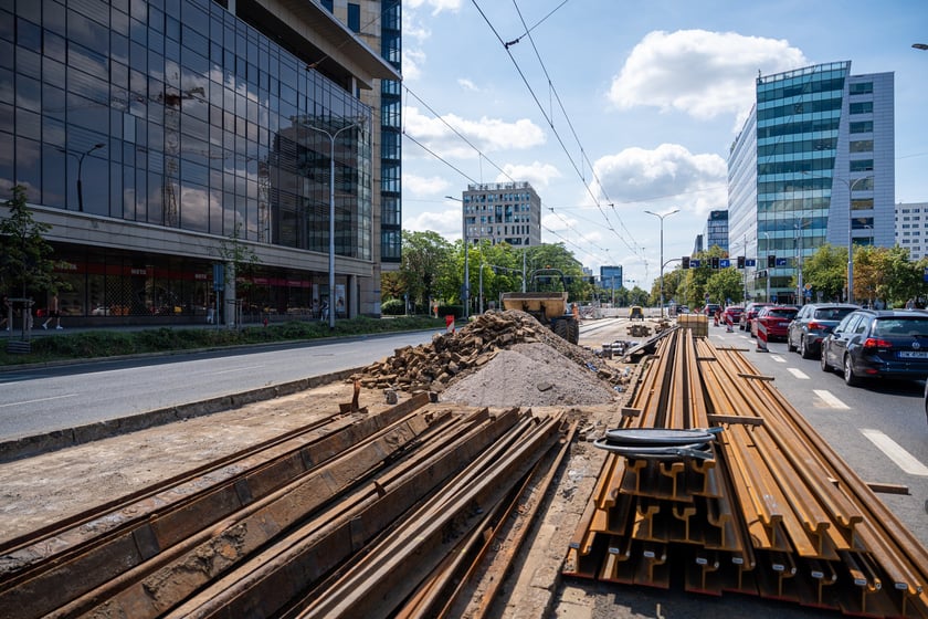 Torywolucja na ulicy Powstańców Śląskich. Po czterech tygodniach szyny czekają na ułożenie