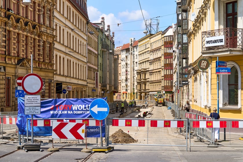 Torywolucja na ulicy Szczytnickiej. Budowa po czwartym tygodniu prowadzenia prac