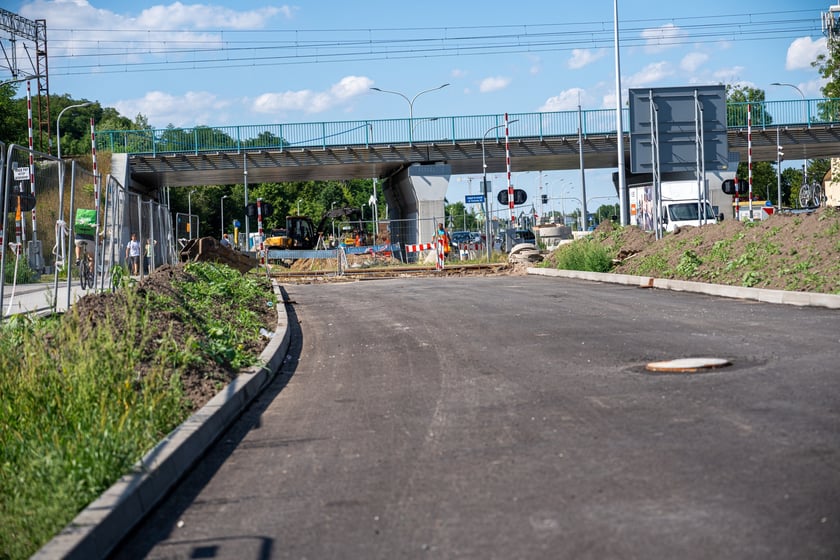 Budowa wydzielonej dla komunikacji miejskiej trasy na Jagodno jest już na półmetku. Za niecały rok mieszkańcy będą mogli szybko, bez stania w korkach, dojeżdżać do centrum autobusami