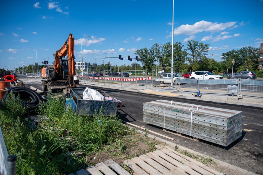 Budowa wydzielonej dla komunikacji miejskiej trasy na Jagodno jest już na półmetku. Za niecały rok mieszkańcy będą mogli szybko, bez stania w korkach, dojeżdżać do centrum autobusami
