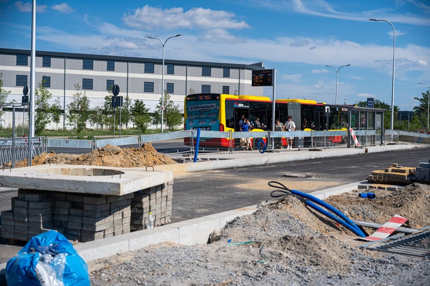 Budowa wydzielonej dla komunikacji miejskiej trasy na Jagodno jest już na półmetku. Za niecały rok mieszkańcy będą mogli szybko, bez stania w korkach, dojeżdżać do centrum autobusami
