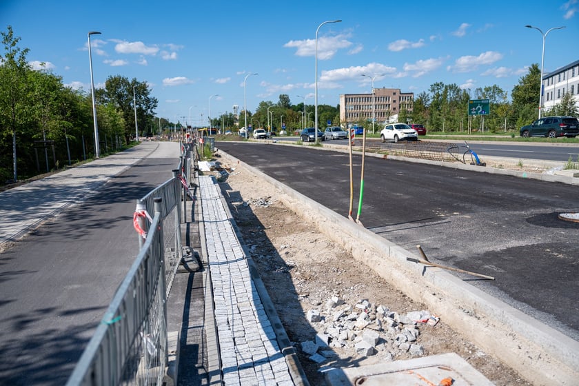 Budowa wydzielonej dla komunikacji miejskiej trasy na Jagodno jest już na półmetku. Za niecały rok mieszkańcy będą mogli szybko, bez stania w korkach, dojeżdżać do centrum autobusami
