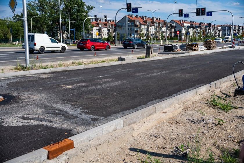 Budowa wydzielonej dla komunikacji miejskiej trasy na Jagodno jest już na półmetku. Za niecały rok mieszkańcy będą mogli szybko, bez stania w korkach, dojeżdżać do centrum autobusami
