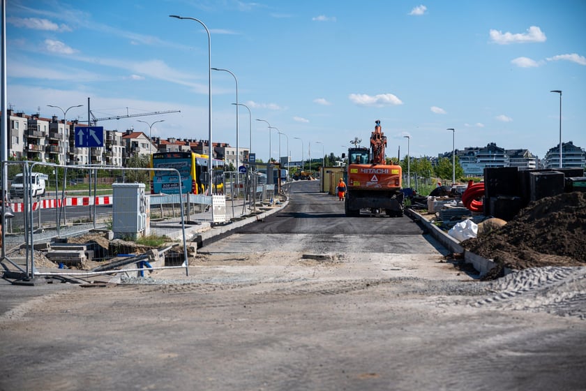 Budowa wydzielonej dla komunikacji miejskiej trasy na Jagodno jest już na półmetku. Za niecały rok mieszkańcy będą mogli szybko, bez stania w korkach, dojeżdżać do centrum autobusami