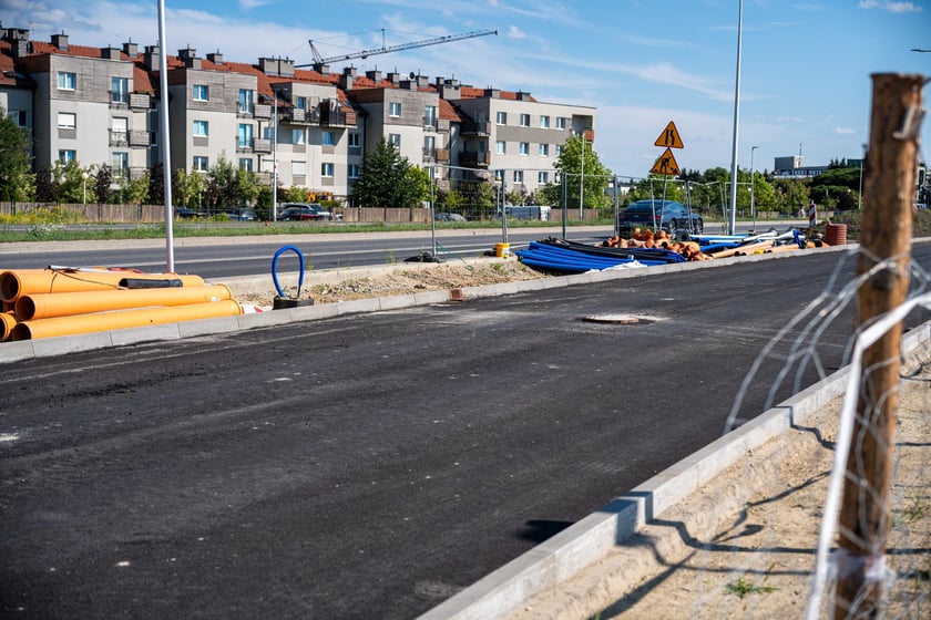Budowa wydzielonej dla komunikacji miejskiej trasy na Jagodno jest już na półmetku. Za niecały rok mieszkańcy będą mogli szybko, bez stania w korkach, dojeżdżać do centrum autobusami
