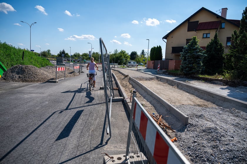 Budowa wydzielonej dla komunikacji miejskiej trasy na Jagodno jest już na półmetku. Za niecały rok mieszkańcy będą mogli szybko, bez stania w korkach, dojeżdżać do centrum autobusami
