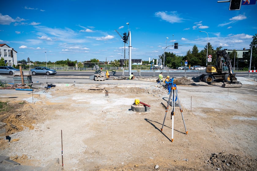 Budowa wydzielonej dla komunikacji miejskiej trasy na Jagodno jest już na półmetku. Za niecały rok mieszkańcy będą mogli szybko, bez stania w korkach, dojeżdżać do centrum autobusami