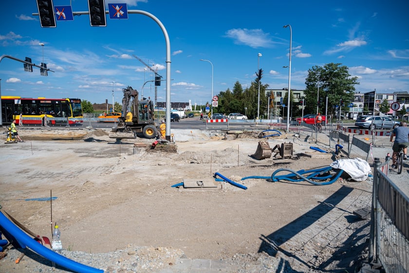 Budowa wydzielonej dla komunikacji miejskiej trasy na Jagodno jest już na półmetku. Za niecały rok mieszkańcy będą mogli szybko, bez stania w korkach, dojeżdżać do centrum autobusami