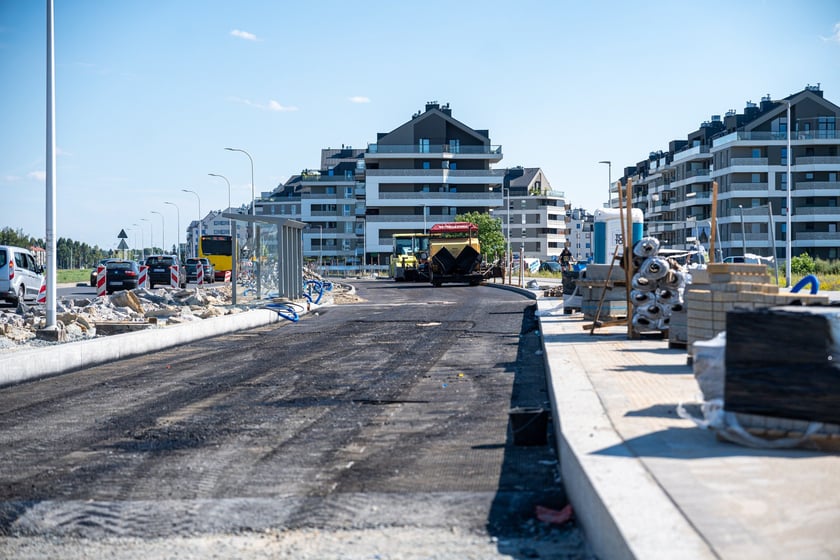 Budowa wydzielonej dla komunikacji miejskiej trasy na Jagodno jest już na półmetku. Za niecały rok mieszkańcy będą mogli szybko, bez stania w korkach, dojeżdżać do centrum autobusami