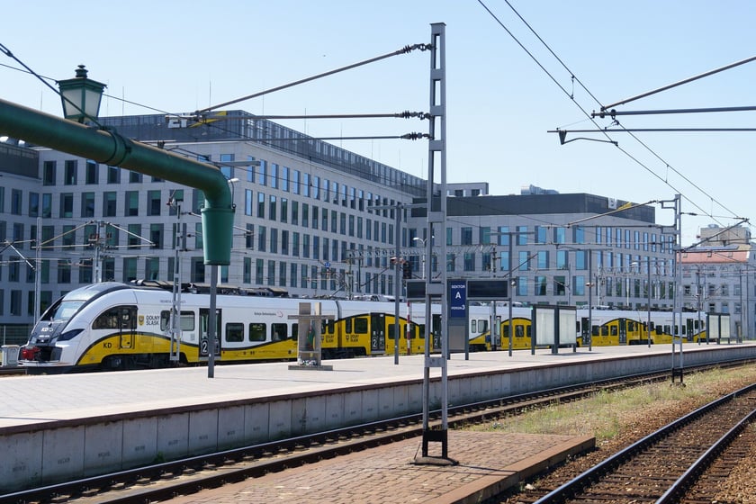 Konferencja prasowa przed dworcem Wrocław Główny poświęcona uruchomieniu bezpłatnych podróży pociągami po terenie Wrocławia dla posiadaczy biletów miejskich