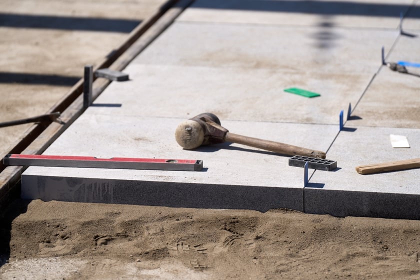 Ostatnie prace na torowisku na ulicy Kazimierza Wielkiego. Od czwartku będą już po nim jeździć tramwaje