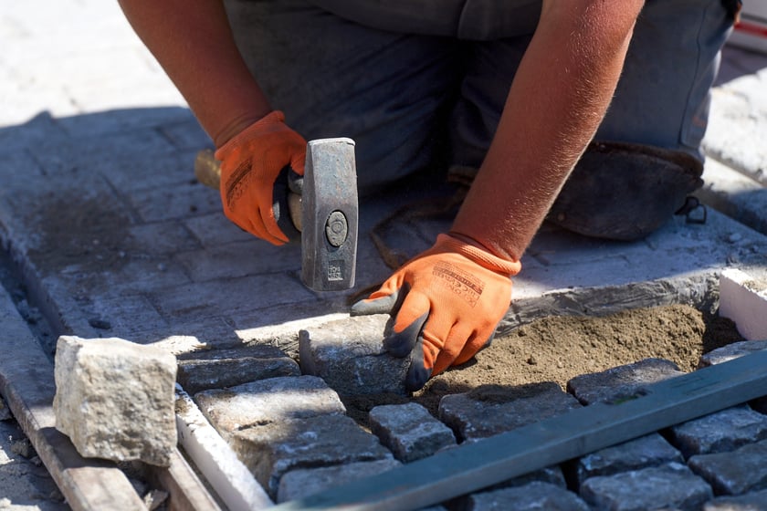 Ostatnie prace na torowisku na ulicy Kazimierza Wielkiego. Od czwartku będą już po nim jeździć tramwaje