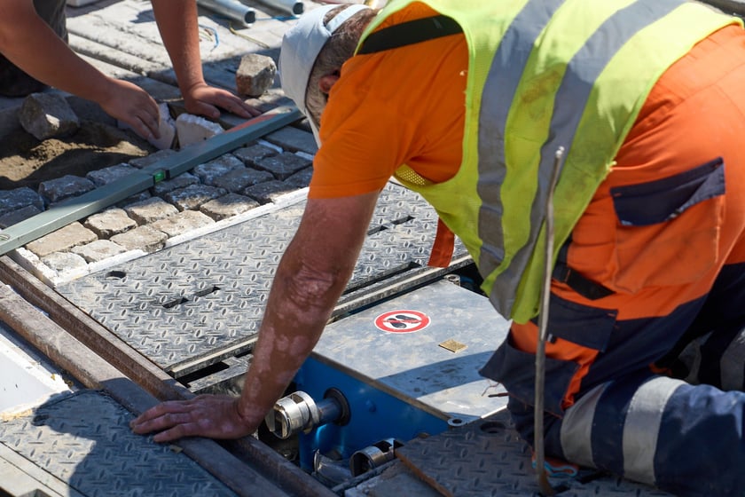 Ostatnie prace na torowisku na ulicy Kazimierza Wielkiego. Od czwartku będą już po nim jeździć tramwaje