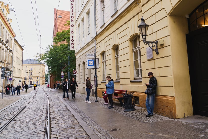Przystanek "Ossolineum (Uniwersytecka)" na ul. Szewskiej zostanie podniesiony - wsiadanie do tramwaj&oacute;w będzie wygodniejsze