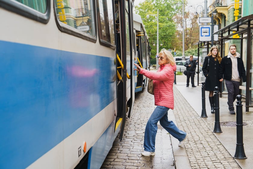 Przystanek "Opera" na pl. Teatralnym zostanie&nbsp;podniesiony - wsiadanie do tramwaj&oacute;w będzie wygodniejsze