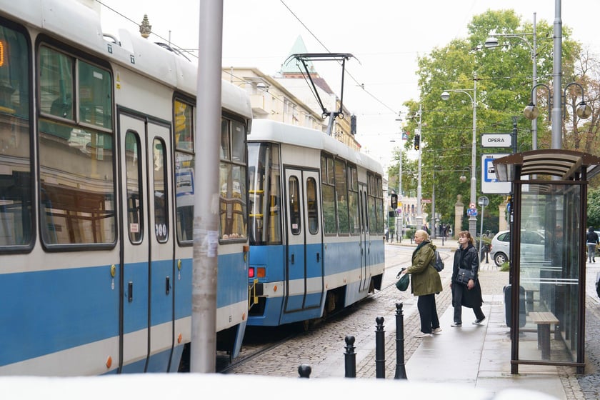 Przystanek "Opera" na pl. Teatralnym zostanie&nbsp;podniesiony - wsiadanie do tramwaj&oacute;w będzie wygodniejsze