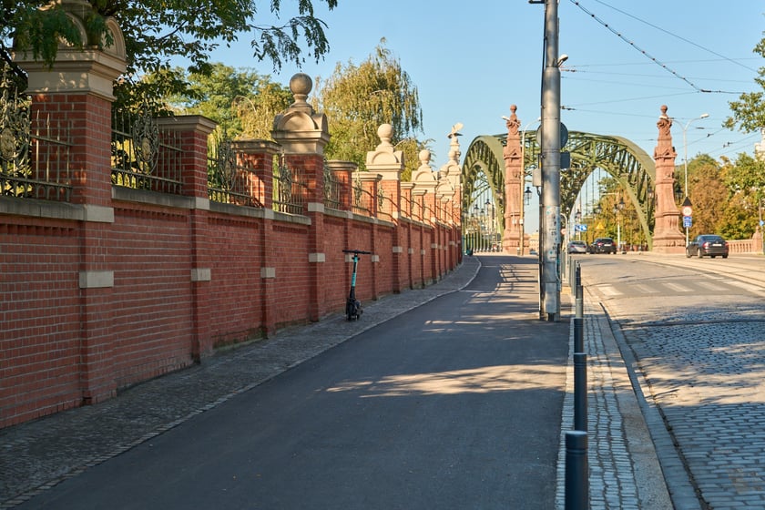 Droga pieszo-rowerowa na ul. Wajdy. Wyremontowany odcinek od mostu Zwierzynieckiego wzdłuż zoo