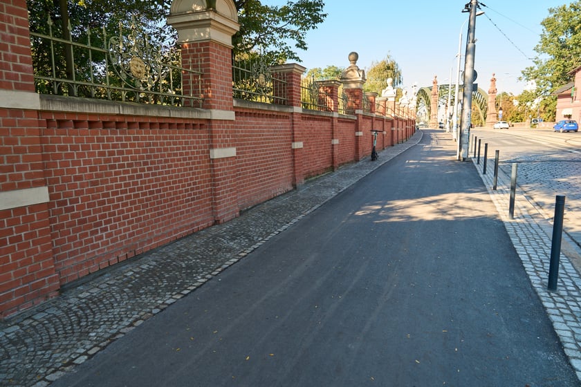 Droga pieszo-rowerowa na ul. Wajdy. Wyremontowany odcinek od mostu Zwierzynieckiego wzdłuż zoo