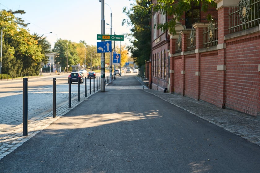 Droga pieszo-rowerowa na ul. Wajdy. Wyremontowany odcinek od mostu Zwierzynieckiego wzdłuż zoo