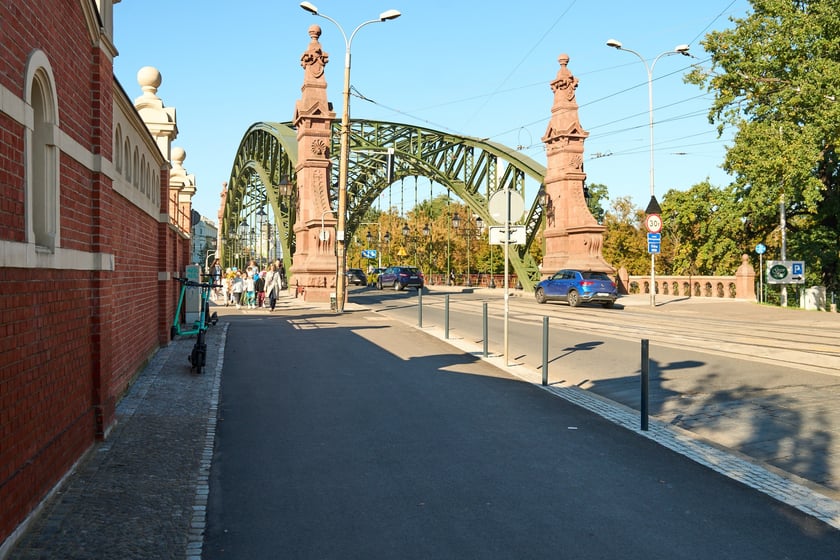 Droga pieszo-rowerowa na ul. Wajdy. Wyremontowany odcinek od mostu Zwierzynieckiego wzdłuż zoo