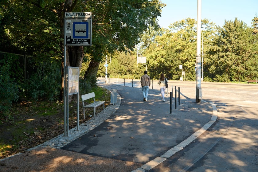 Droga pieszo-rowerowa na ul. Wajdy. Wyremontowany odcinek od mostu Zwierzynieckiego wzdłuż zoo