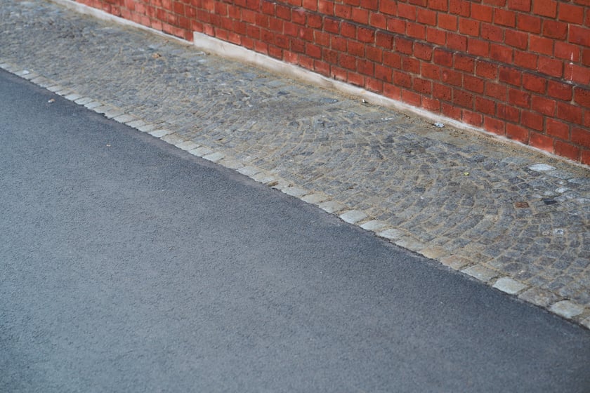 Droga pieszo-rowerowa na ul. Wajdy. Wyremontowany odcinek od mostu Zwierzynieckiego wzdłuż zoo