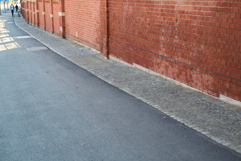 Droga pieszo-rowerowa na ul. Wajdy. Wyremontowany odcinek od mostu Zwierzynieckiego wzdłuż zoo