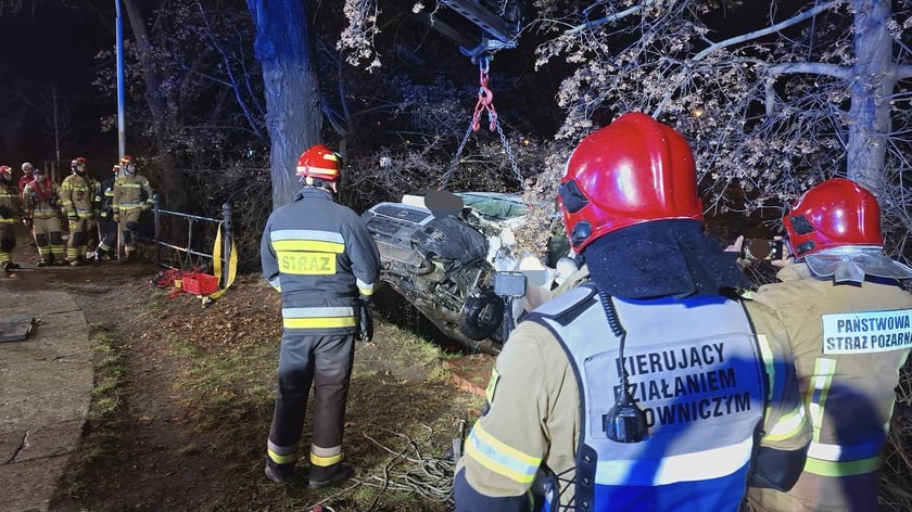Wypadek przy Podwalu - do fosy wpadł bus. Strażacy w akcji