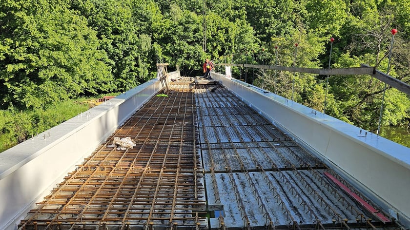 Konstrukcja kładki nad Widawą przygotowywana jest do betonowania (zdjęcie z końc&oacute;wki maja)&nbsp;