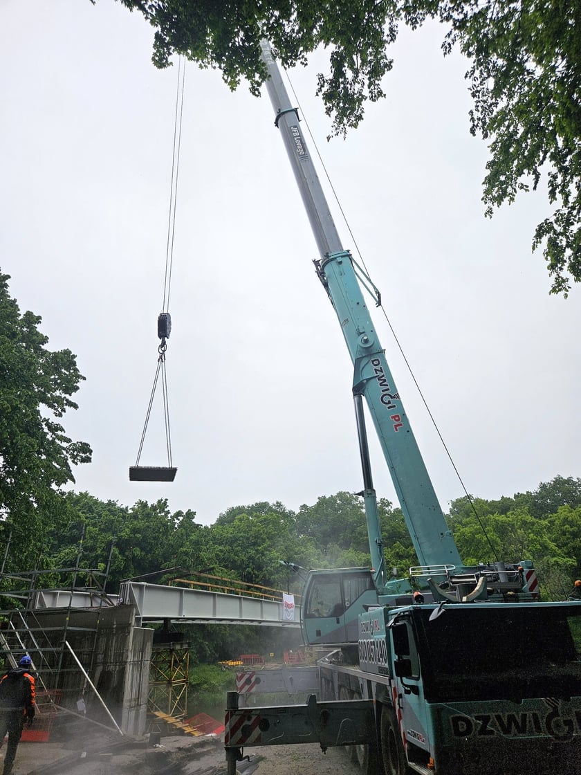 Konstrukcja kładki nad Widawą przygotowywana jest do betonowania (zdjęcie z końc&oacute;wki maja)&nbsp;