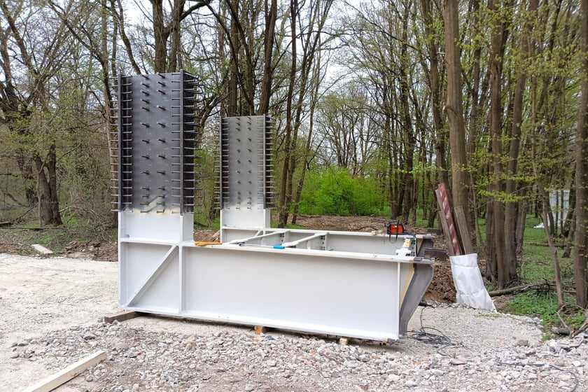 Montaż element&oacute;w konstrukcyjnych kładki, kt&oacute;ra zostanie wybudowana nad rzeką Widawą. Zdjęcie z połowy kwietnia 2025 r.