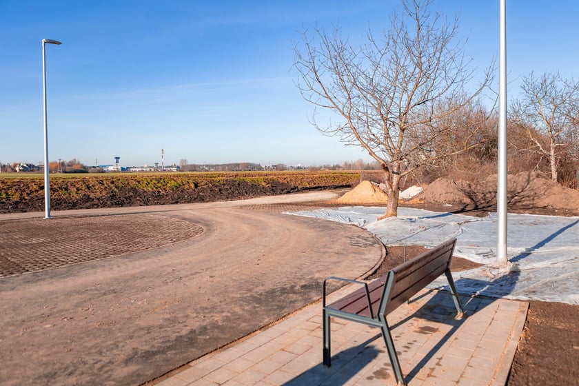 Droga do kładki nad Ślęzą, która łączy Muchobór Mały z Wielkim