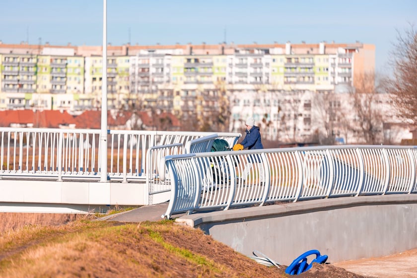 Kładka nad Ślęzą, kt&oacute;ra łączy Muchob&oacute;r Mały z Wielkim