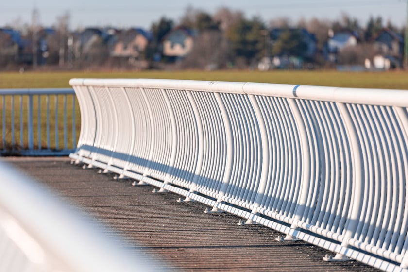 Kładka nad Ślęzą, kt&oacute;ra łączy Muchob&oacute;r Mały z Wielkim