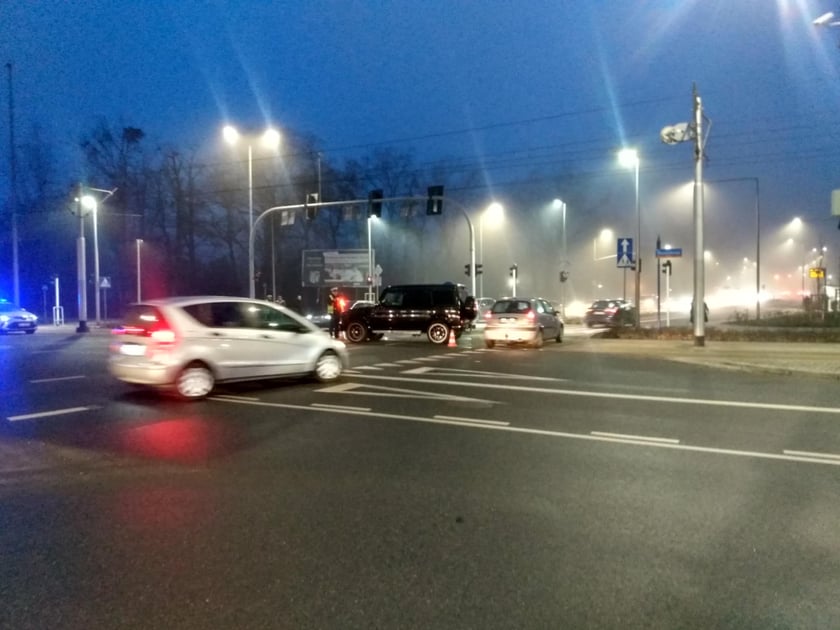 Samochody i tramwaj na skrzyżowaniu ul. Olszewskiego z Aleją Wielkiej Wyspy. Doszło tam do zderzenia.