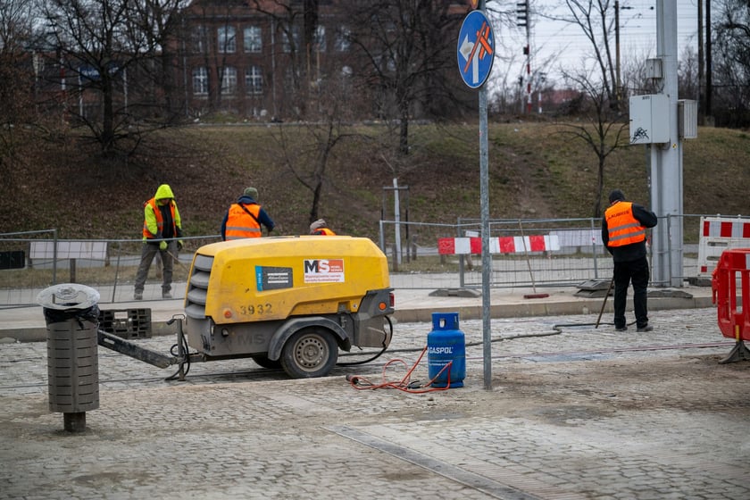 Piątek, 21 lutego - ostatnie prace na placu Powstańców Wielkopolskich przed przywróceniem tu komunikacji miejskiej. Od soboty 22 lutego autobusy i tramwaje wracają na stałe trasy