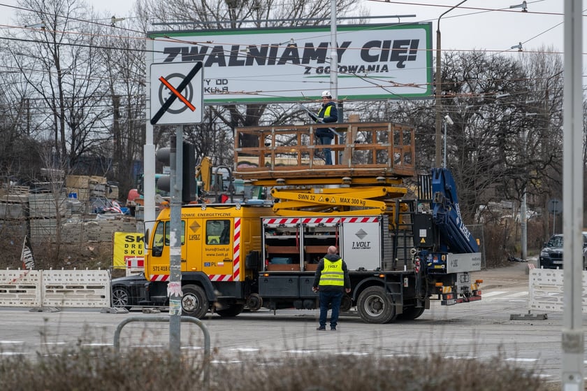 Piątek, 21 lutego - ostatnie prace na placu Powstańców Wielkopolskich przed przywróceniem tu komunikacji miejskiej. Od soboty 22 lutego autobusy i tramwaje wracają na stałe trasy