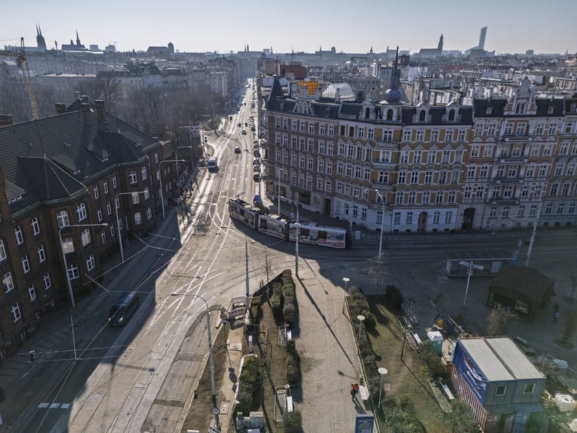 Prace na placu Powstańców Wielkopolskich jeszcze trwają, ale od soboty 22 lutego już korzysta z niego komunikacja miejska