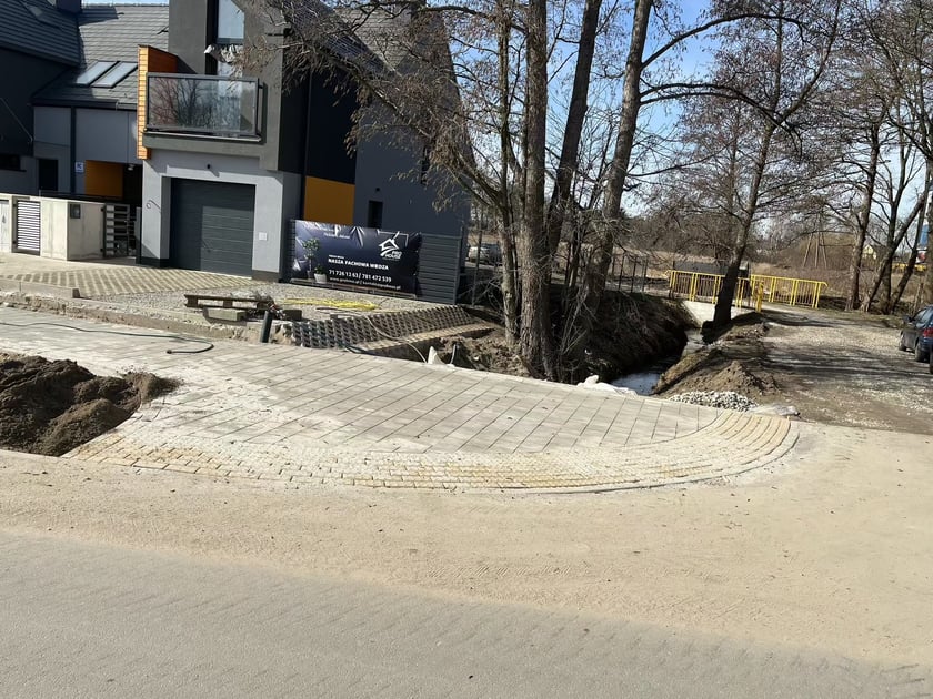 Na osiedlu Lipa Piotrowska kończy się budowa zupełnie nowej trasy  - łącznika między ulicami Cynamonową a Pełczyńską.