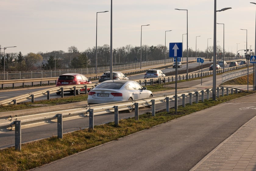 Zjazd z alei Wielkiej Wyspy w ulicę Wilczą