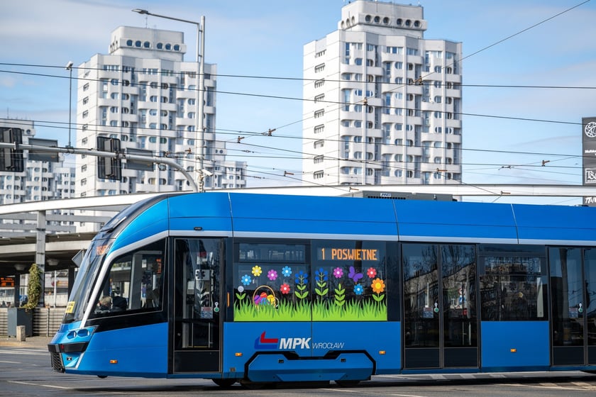 Wielkanocny tramwaj MPK Wrocław na placu Grunwaldzkim