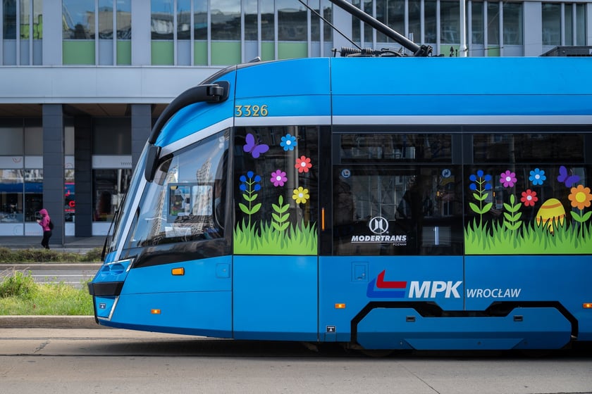 Wielkanocny tramwaj MPK Wrocław na placu Grunwaldzkim