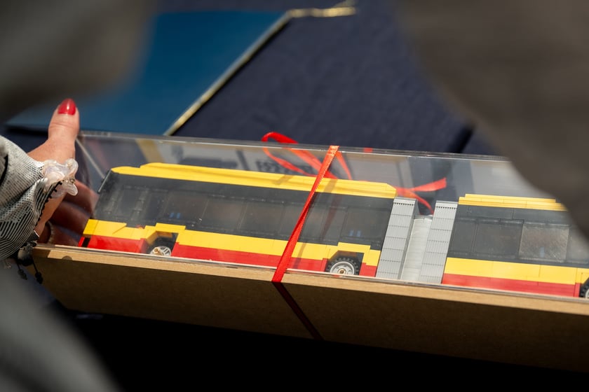 Klockowy model autobusu Solaris Urbino 12 electric we wrocławskich barwach